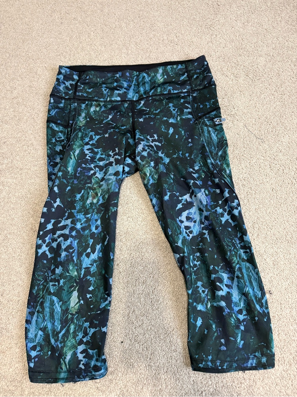Lululemon Women's Blue Green Camo Athletic Leggings Capri